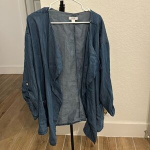 Intro denim jacket with button detail on sleeves, lightweight and comfy!